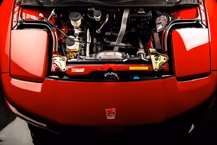 Bộ ghế da trên NSX tiêu chuẩn cũng được thay bằng ghế thể thao được làm từ sợi kevlar-carbon của Recaro. Kính sau cũng sử dụng loại mỏng hơn. Những thay đổi này giúp NSX Type R nhẹ hơn 120 kg so với NSX tiêu chuẩn.