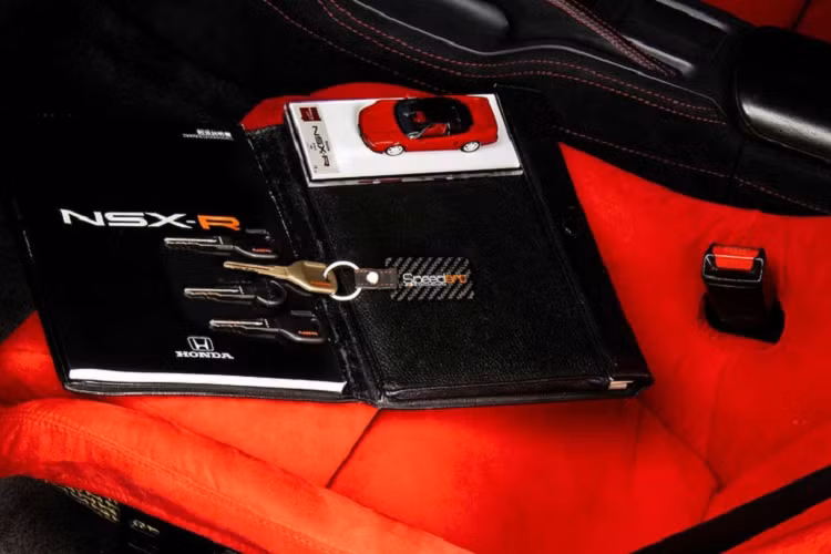 Hệ thống treo cứng hơn, khung xe được gia cố đã giúp chiếc xe thể thao Nhật Bản đạt danh hiệu "Mẫu xe có khả năng xử lý tốt nhất" do tạp chí Car and Driver bình chọn vào tháng 9/1997.