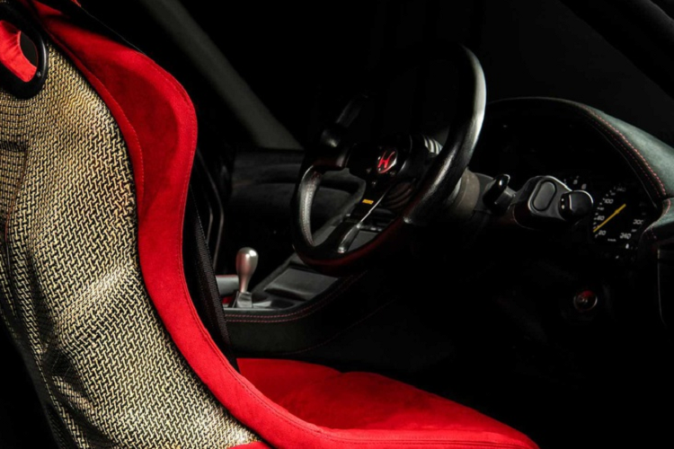 Được cải thiện về hiệu suất và khả năng xử lý. Khối lượng giảm đi đáng kể giúp chiếc NSX Type R cải thiện hiệu suất. NSX Type R sử dụng động cơ VTEC V6 3.0L, sản sinh công suất 270 mã lực tương tự bản tiêu chuẩn.