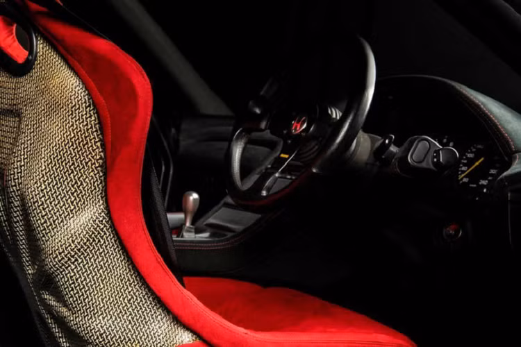 Được cải thiện về hiệu suất và khả năng xử lý. Khối lượng giảm đi đáng kể giúp chiếc NSX Type R cải thiện hiệu suất. NSX Type R sử dụng động cơ VTEC V6 3.0L, sản sinh công suất 270 mã lực tương tự bản tiêu chuẩn.