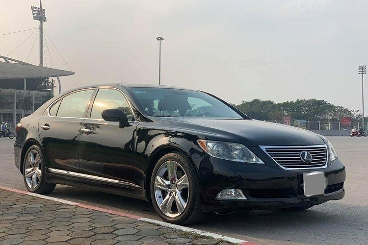 Chiếc xe sang Lexus LS 460L được rao bán thuộc chủ sở hữu cá nhân tại Hà Nội, thuộc đời 2009 và có ngoại thất màu đen. Mặc dù qua 11 năm sử dụng nhưng chiếc sedan hạng sang cao cấp này vẫn được rao bán với giá 1,15 tỷ đồng, tương đương một chiếc Toyota Camry mới. Như vậy, theo tính toán, cho với thời điểm hiện tại, mẫu xe này chỉ giữ được khoảng 20% giá trị.