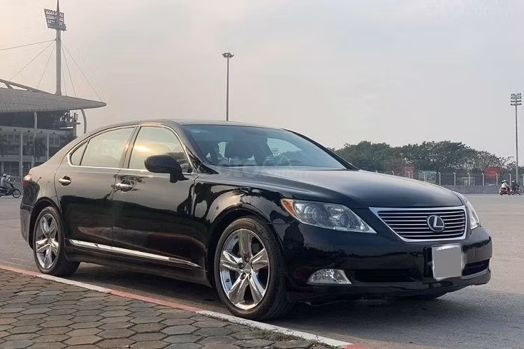 Chiếc xe sang Lexus LS 460L được rao bán thuộc chủ sở hữu cá nhân tại Hà Nội, thuộc đời 2009 và có ngoại thất màu đen. Mặc dù qua 11 năm sử dụng nhưng chiếc sedan hạng sang cao cấp này vẫn được rao bán với giá 1,15 tỷ đồng, tương đương một chiếc Toyota Camry mới. Như vậy, theo tính toán, cho với thời điểm hiện tại, mẫu xe này chỉ giữ được khoảng 20% giá trị.