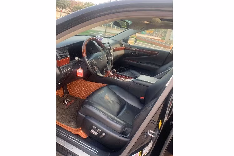 Xe sở hữu nhiều option nhiều hơn so bản thường như 4 cửa hít, cốp điện, 4 ghế chỉnh điện có sưởi, điều hoà tự động 2 vùng độc lập, gương kính chỉnh điện tự động, chìa khóa thông minh, màn hình DVD, cảm biến quanh xe…