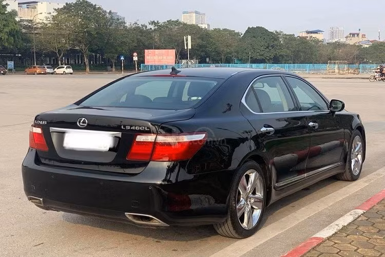 So với các đối thủ như BMW 7-Series, Audi A8L hay Mercedes-Benz S-Class với khả năng thanh khoản chỉ dưới 1 tỷ đồng cùng đời, Lexus LS 460L đời 2009 có khả năng giữ giá hơn hẳn. Dù đã trải qua 11 năm sử dụng với khoảng 60.000 km đã đi, chiếc Lexus LS 460L màu đen được chủ xe rao bán vẫn sở hữu ngoại hình khá “mượt”.