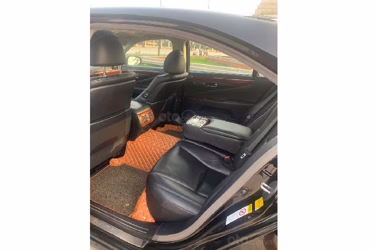 Theo các chuyên gia kinh nghiệm mua bán xe, thuộc phân khúc xe hạng sang cao cấp tại thị trường Việt, không lạ gì khi LS 460L còn sở hữu nhiều hơn những trang bị kể trên. So với số năm sử dụng là 11 năm tương ứng với 60.000 km thì có thể thấy chủ xe không di chuyển quá chiều nên phần nội thất còn khá nguyên vẹn cũng là điều dễ hiểu.