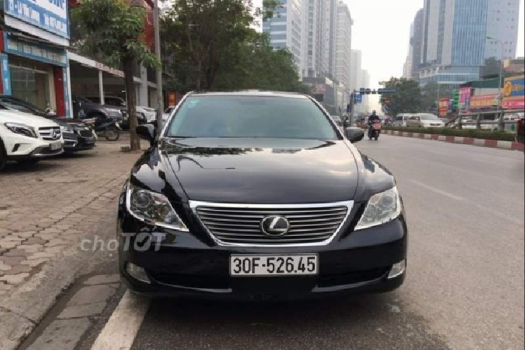 Giá xe Lexus LS 460L 2009 này đang được chủ xe rao bán 1,15 tỷ đồng trên sàn xe cũ. Để xe lăn bánh trên đường, khách hàng sẽ còn cần chi trả một số khoản thuế, phí bắt buộc theo quy định nên giá lăn bánh xe sẽ dao động vào khoảng 1,175 tỷ đồng.