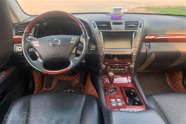 Theo giới thiệu của chủ xe, Lexus LS 460L 2009 không đâm đụng, không thủy kích, không bổ máy và đặc biệt keo chỉ vẫn nguyên vẹn. Xe thuộc bản L nên có kích thước dài hơn bản thường, cho không gian ngồi thoải mái và rộng rãi hơn.