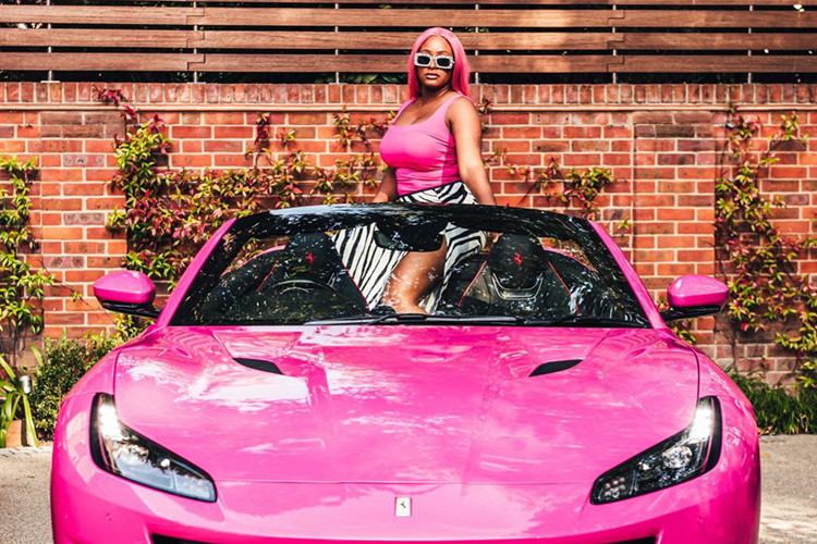 Mui xếp cứng của siêu xe Ferrari Portofino hoàn toàn chỉnh điện, người lái chỉ thực hiện thao tác thông qua một nút bấm đặt bên trong khoang lái. Thời gian để đóng hoặc mở mui trên siêu xe mui trần Ferrari Portofino dao động trong khoảng thời gian 14 đến 16 giây.