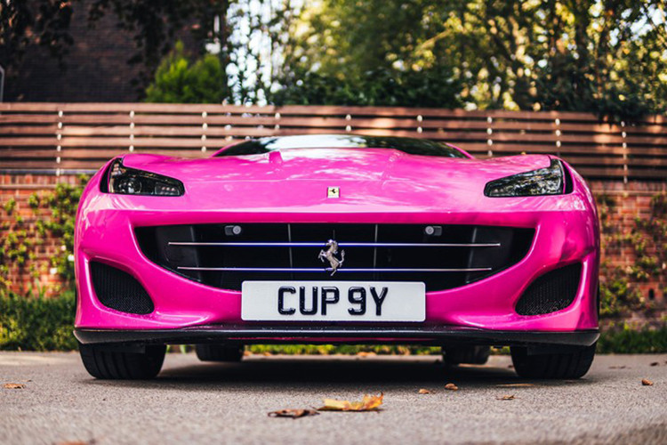 Ngay cả khi lăn bánh, chiếc siêu xe mui trần Ferrari Portofino vẫn có thể thực hiện việc đóng hoặc hạ mui xe, nhưng hãng siêu xe Ý khuyến cáo chủ nhân nên làm việc này khi tốc độ Ferrari Portofino dưới 50 km/h để đảm bảo mui xếp cứng của siêu xe này hoạt động hoàn hảo.