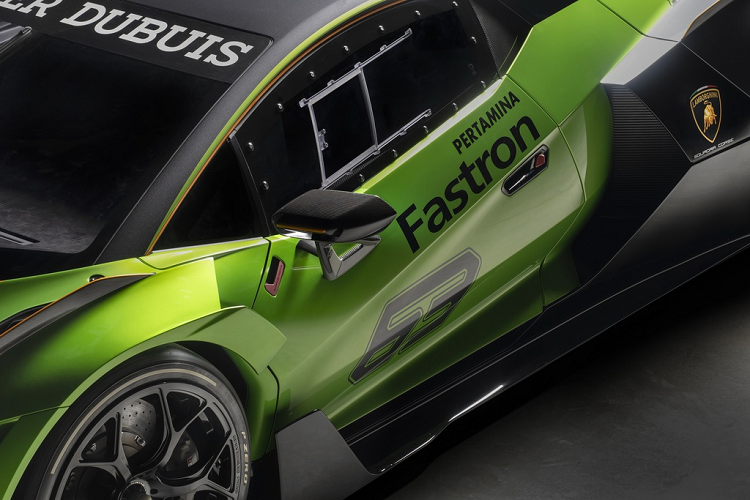 Lamborghini trang bị cho Essenza SCV12 lốp không gai Pirelli, mâm xe là loại magie với kích thước 19 inch phía trước và 20 inch phía sau. Kẹp phanh trên 4 bánh đến từ thương hiệu Brembo danh tiếng.