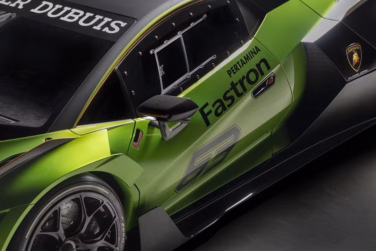 Lamborghini trang bị cho Essenza SCV12 lốp không gai Pirelli, mâm xe là loại magie với kích thước 19 inch phía trước và 20 inch phía sau. Kẹp phanh trên 4 bánh đến từ thương hiệu Brembo danh tiếng.