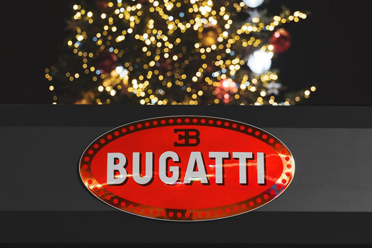 Đây được xem như một món quà trang trí đặc biệt của Bugatti dành cho người dân Molsheim, quê nhà của hãng siêu xe Pháp, trong bối cảnh các hoạt động vui chơi Giáng sinh đã bị hủy bỏ vì đại dịch Covid-19.
