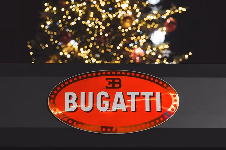 Đây được xem như một món quà trang trí đặc biệt của Bugatti dành cho người dân Molsheim, quê nhà của hãng siêu xe Pháp, trong bối cảnh các hoạt động vui chơi Giáng sinh đã bị hủy bỏ vì đại dịch Covid-19.