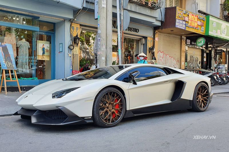 Khác với những chiếc Aventador LP700-4 tại Việt Nam, siêu phẩm này mang trong mình gói độ thuộc dạng độc nhất vô nhị sau khi được chủ nhân nâng cấp lên bộ cánh hàng hiệu của phiên bản đặc biệt 50th Anniversario. Về truyền động, Lamborghini Aventador sử dụng khối động cơ V12, dung tích 6.5 lít, sản sinh công suất cực đại lên đến 700 mã lực và chỉ mất 2,9 giây để tăng tốc từ 0-100 km/h trước khi đạt tốc độ tối đa là 349 km/h.