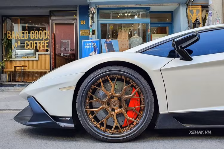 Về ngoại thất, siêu phẩm Lamborghini Aventador LP700-4 độ body-kit 50th Anniversario sở hữu bộ cánh màu trắng ngọc trai Bianco Canopus kết hợp với các chi tiết màu đen mờ của bộ body-kit tạo nên cái nhìn đầy tinh tế và quyến rũ. Một số điểm khác biệt trên bộ body-kit độ phiên bản 50th Anniversario có thể kể tới như hệ thống cản trước sau, lip hông 2 bên, bộ mâm đa chấu cùng cùm phanh đỏ....