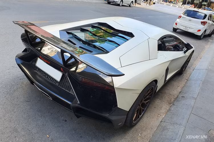 Khác biệt với phiên bản LP700-4 hay nhiều phiên bản thương mại khác, logo LP720-4 thuộc phiên bản 50th Anniversario không được đặt ở phần hốc bánh sau mà được đặt ngay cản trước của xe.