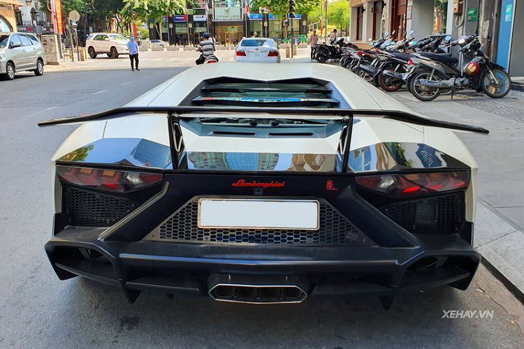 Siêu phẩm Lamborghini Aventador độ 50th Anniversario sử dụng bộ vành đa chấu với màu vàng đẹp mắt kết hợp cùng với cùm phanh được sơn đỏ đối lập, bên trong là hệ thống phanh đĩa carbon ceramic hiệu suất cao nhằm tăng tính an toàn khi vận hành ở tốc độ cao