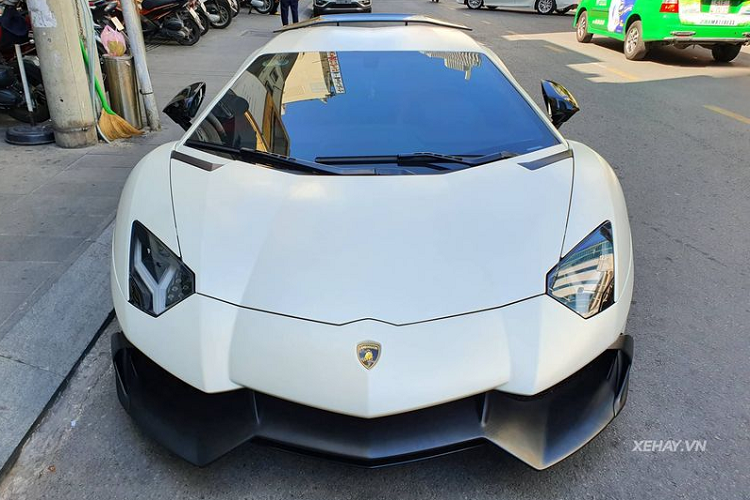 Với số lượng sản xuất giới hạn và ngoại hình "bóng sáng", mẫu siêu xe Lamborghini Aventador 50th Anniversario nhanh chóng lọt vào mắt các nhà tài phiệt trên thế giới và tình trạng "cháy hàng" diễn ra ngay sau khi lễ ra mắt.