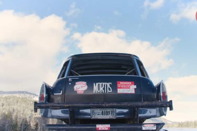 Mortis là đứa con của Driver, nhưng chế tạo được nó là một công việc cần đồng đội: thậm chí vợ của ông ấy cũng tham gia vào công việc lắp ráp, nói rằng dự án đặc biệt này đã giúp gia đình và bạn bè gần gũi nhau hơn. Vợ ông ấy vẫn nhớ như in những lần hai người "hẹn hò để đi lắp xe" và những lần bạn của Driver tới để "chăm sóc chiếc xe cả đêm".