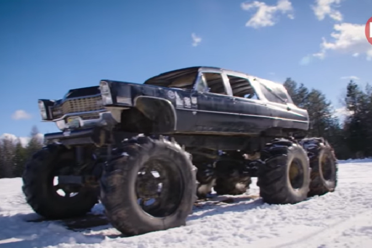 Với 6 bánh xe cực lớn và hệ thống treo độc lập, Mortis có thể lội bùn và đi được tới những nơi mà các chiếc xe khác chịu thua. Tất nhiên là với kích thước to lớn và nặng khoảng 10 tấn, nó không thể chạy nhanh (tốc độ tối đa chỉ là khoảng 20 km/h), nhưng nó nhất định sẽ đưa bạn tới đích sớm hoặc muộn. Khoảng sáng gầm cao cũng khiến Mortis trở thành một lựa chọn tốt cho việc leo đá, cho dù Driver thừa nhận rằng ông ấy không thể nhìn thấy gì phía dưới và có kế hoạch khắc phục điều đó.