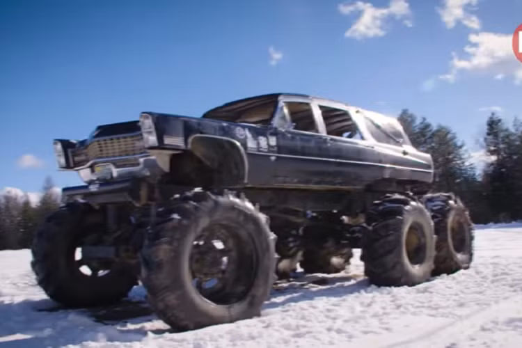 Với 6 bánh xe cực lớn và hệ thống treo độc lập, Mortis có thể lội bùn và đi được tới những nơi mà các chiếc xe khác chịu thua. Tất nhiên là với kích thước to lớn và nặng khoảng 10 tấn, nó không thể chạy nhanh (tốc độ tối đa chỉ là khoảng 20 km/h), nhưng nó nhất định sẽ đưa bạn tới đích sớm hoặc muộn. Khoảng sáng gầm cao cũng khiến Mortis trở thành một lựa chọn tốt cho việc leo đá, cho dù Driver thừa nhận rằng ông ấy không thể nhìn thấy gì phía dưới và có kế hoạch khắc phục điều đó.