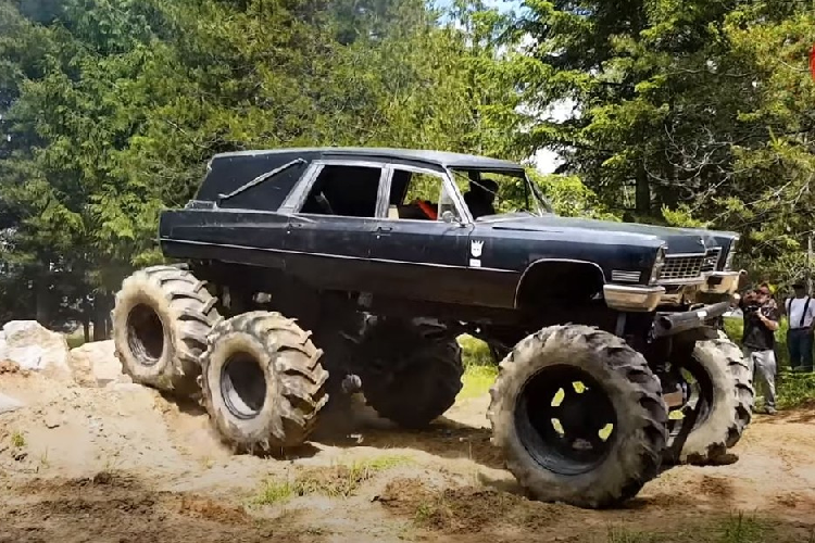 Độ xe 6 bánh không phải là một điều mới, nhưng có lẽ chưa ai nhìn thấy “xe tang lễ 6x6” to khổng lồ bao giờ. Mortis 6x6 hàng khủng vốn được chế tạo dựa trên một chiếc xe tang lễ Cadillac Superior 1967. Tuy nhiên, với hình hài mới, nó chắc là không thể đảm nhiệm vai trò của một chiếc xe đưa tiễn người chết về nơi an nghỉ nữa.