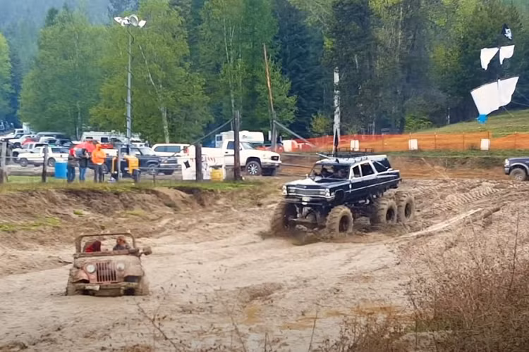 Cụ thể, Mortis được chế tạo để mang đi off-road, lội bùn cho vui và bởi người thợ máy Jimmy Driver nghĩ rằng chế tạo một cỗ máy 6x6 khổng lồ, ồn ào, mạnh mẽ là một ý tưởng tuyệt vời. Chiếc xe này có khiến người ta liên tưởng tới những phương tiện kinh khủng trong loạt phim “Mad Max”, và nếu có lẽ các nhà làm phim có thể tuyển dụng nó cho phần phim tiếp theo.