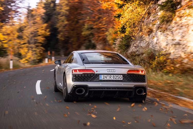 Đuôi xe của R8 V10 RWD có những khe thoát nhiệt lớn hơn, giúp tăng hiệu suất tản nhiệt cho khối động cơ V10. Hệ thống ống xả được làm to hơn. Ngoại thất của R8 V10 RWD gần như tương đồng với bản dẫn động 4 bánh. Khác biệt duy nhất là bản dẫn động cầu sau không được trang bị cánh gió sau như bản dẫn động 4 bánh.