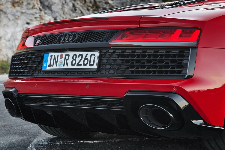 Do thay đổi hệ dẫn động, R8 V10 RWD được sửa đổi ở khung gầm. Cụ thể, chiếc xe thể thao này sở hữu trục sau mới, thanh chống lật phía trước cứng hơn và mở rộng độ chụm của bánh sau (góc camber).