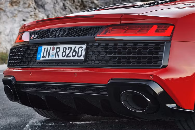 Do thay đổi hệ dẫn động, R8 V10 RWD được sửa đổi ở khung gầm. Cụ thể, chiếc xe thể thao này sở hữu trục sau mới, thanh chống lật phía trước cứng hơn và mở rộng độ chụm của bánh sau (góc camber).