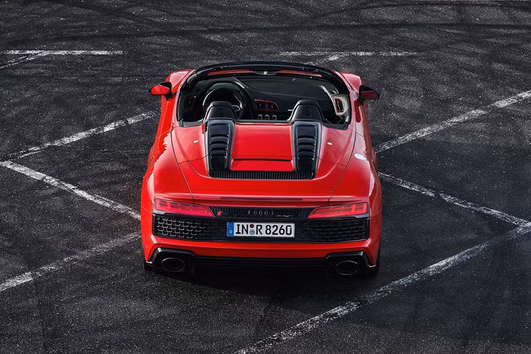 Sức mạnh truyền đến bánh sau qua hộp số S tronic 7 cấp ly hợp kép. Mẫu xe này có khả năng tăng tốc 0-100 km/h trong 3,6 giây (3,7 giây ở bản Spyder) - chậm hơn bản AWD 0,4 giây ở tất cả phiên bản. Tốc độ tối đa của R8 V10 RWD ở mức 323 km/h đối với bản Coupe và 322 km/h đối với bản Spyder.