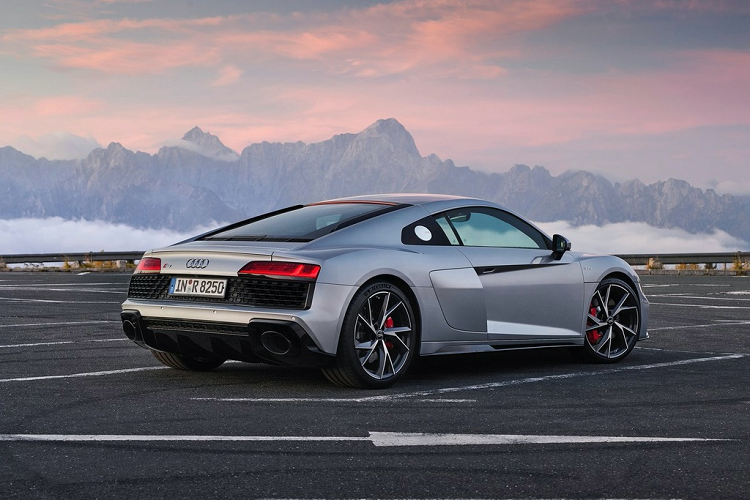 Tương tự R8 V10 bản dẫn động 4 bánh, Audi R8 dẫn động cầu sau cũng có cả cấu hình Coupe và Spyder. Cung cấp sức mạnh cho R8 V10 RWD vẫn là động cơ hút khí tự nhiên V10 5.2L nhưng cho ra sức mạnh kém hơn bản dẫn động 4 bánh. Cụ thể, động cơ này sản sinh công suất 532 mã lực và mô-men xoắn 539 Nm - kém hơn bản dẫn động 4 bánh 70 mã lực và 20 Nm.