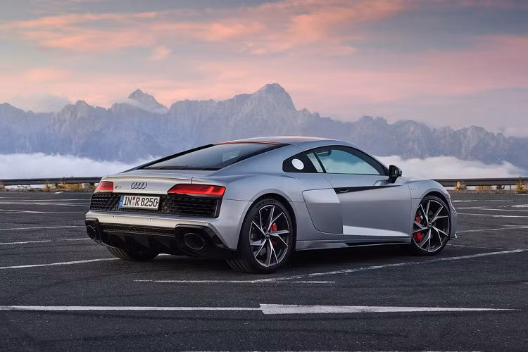 Tương tự R8 V10 bản dẫn động 4 bánh, Audi R8 dẫn động cầu sau cũng có cả cấu hình Coupe và Spyder. Cung cấp sức mạnh cho R8 V10 RWD vẫn là động cơ hút khí tự nhiên V10 5.2L nhưng cho ra sức mạnh kém hơn bản dẫn động 4 bánh. Cụ thể, động cơ này sản sinh công suất 532 mã lực và mô-men xoắn 539 Nm - kém hơn bản dẫn động 4 bánh 70 mã lực và 20 Nm.