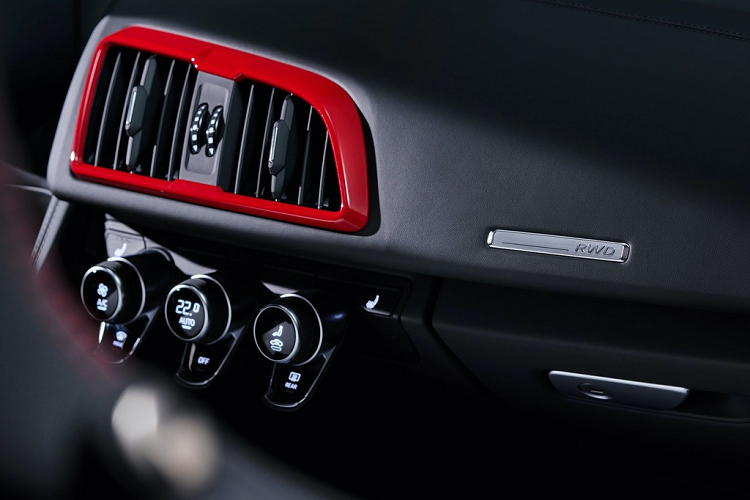 Tại Mỹ, giá xe Audi R8 V10 RWD 2021 bán ra từ 142.700 USD cho bản Coupe và 154.900 USD cho bản Spyder. Trong khi đó, 2 biến thể tương tự của bản dẫn động 4 bánh có giá lần lượt là 196.700 USD và 208.900 USD. Xe được phân phối từ mùa đông năm nay.