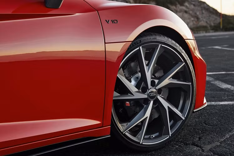 Audi cũng cung cấp gói trang bị bằng carbon cho R8 V10 RWD gồm nắp che khoang động cơ và ốp sườn. Toàn bộ hệ thống đèn trên mẫu xe thể thao này đều sử dụng công nghệ LED.