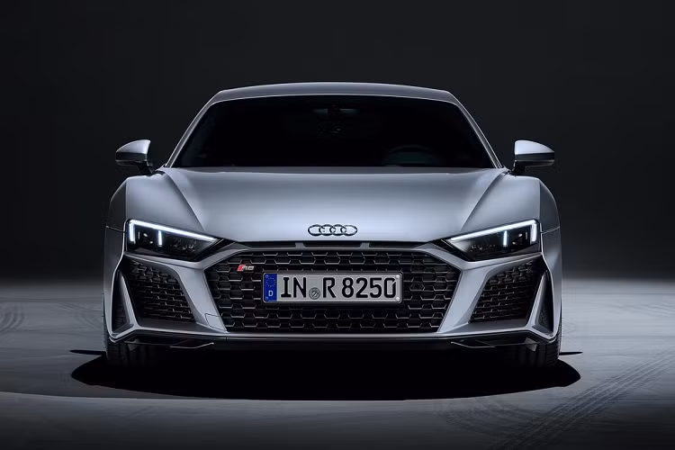 Trên Audi R8 V10 RWD, lưới tản nhiệt dạng Singleframe đặc trưng có phần viền được thiết kế lại. Phía trên lưới tản nhiệt là 3 khe gió nhỏ, 2 hốc gió bên cũng được thiết kế lại, tích hợp cánh chia gió.