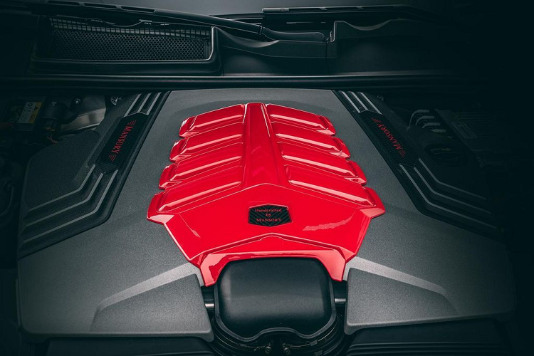 Tương tự phần ngoại thất, khoang nội thất của bản độ Lamborghini Urus Venatus xuất hiện với màu đỏ nổi bật trên nền chất liệu da, bên cạnh một loạt các chi tiết bằng sợi carbon khác.