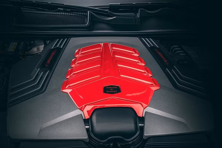 Tương tự phần ngoại thất, khoang nội thất của bản độ Lamborghini Urus Venatus xuất hiện với màu đỏ nổi bật trên nền chất liệu da, bên cạnh một loạt các chi tiết bằng sợi carbon khác.