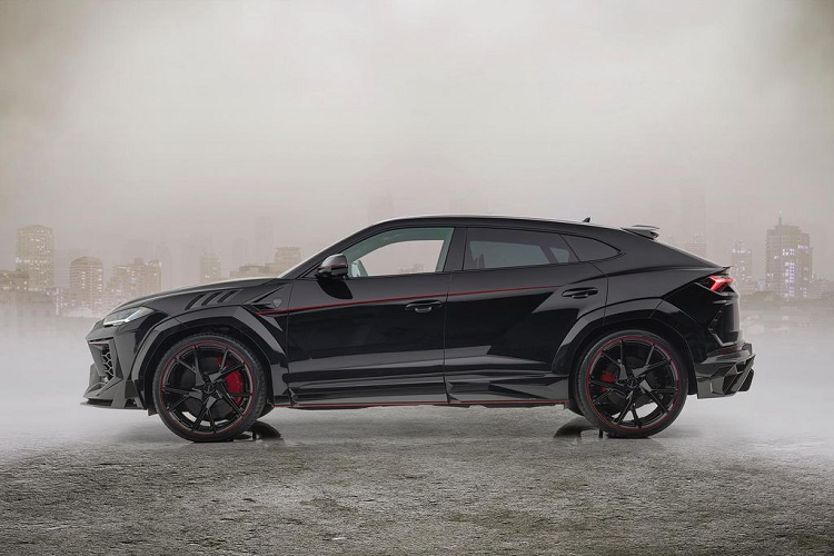 Nhìn vào mặt trước chiếc Lamborghini Urus độ Mansory Venatus, bộ kit này mang tới một phần cản trước mới, bộ chia gió mới, một nắp capo dữ dằn trong khi các khe hút gió được tái cấu trúc hoàn toàn.