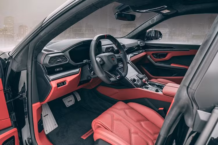 Trên thực tế, biến thể này không hề kém cạnh so với chiếc Urus sơn xanh dương của Mansory – mẫu xe từng “suýt” xuất hiện trong Triễn lãm Ô tô Geneva trước đó.