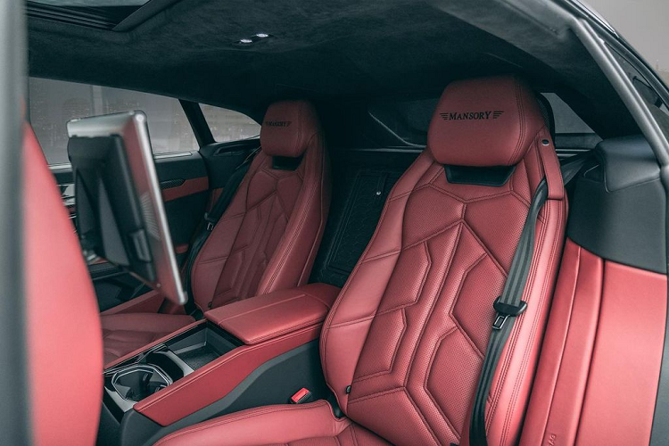 Mặc dù có truyền thống tạo ra những sản phẩm kén người dùng nhưng với kiểu phối màu đỏ - đen này, chiếc Urus này vẫn có thể trở thành lựa chọn lý tưởng cho đa số những người yêu tốc độ.