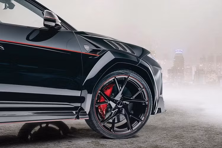 Mặt bên của chiếc SUV thể thao Lamborghini cũng trở nên táo bạo hơn với các phần ốp bánh xe phình to ở cả trước và sau, các khe hút gió bên dưới gương chiếu hậu, bộ vây bên độc đáo và đặc biệt là bộ mâm cỡ lớn với kiểu thiết kế “chằng chịt”.