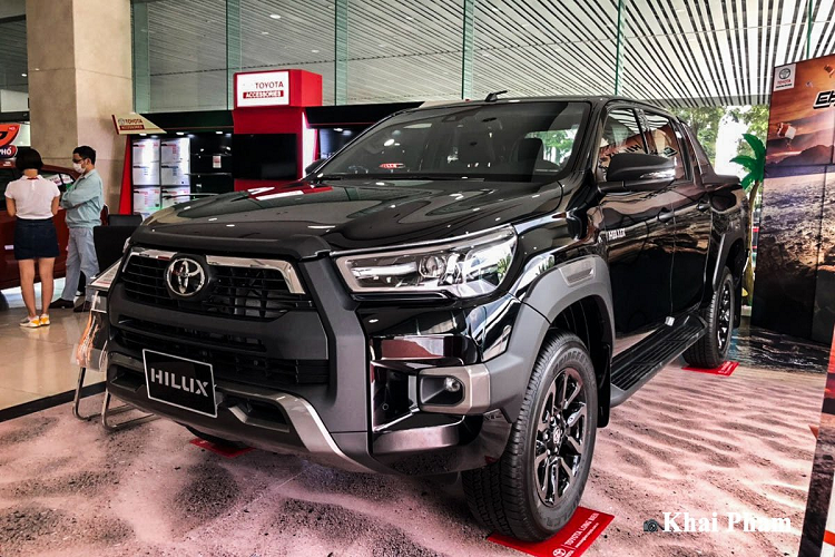 Ở ngoại hình, mẫu xe bán tải Toyota Hilux 2020 giờ đây đã trở nên cơ bắp, lực lưỡng chẳng thua kém những đối thủ đến từ Mỹ như Ford Ranger hay Chevrolet Colorado. Đầu xe Toyota Hilux Adventure 2020 là khu vực sở hữu nhiều thay đổi nhất của mẫu bán tải này để tương xứng với giá cao mà khách hàng phải bỏ ra để sở hữu.