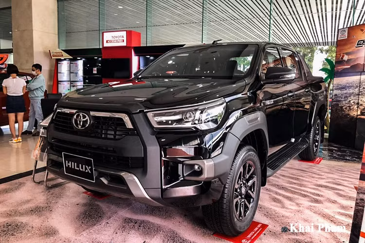 Ở ngoại hình, mẫu xe bán tải Toyota Hilux 2020 giờ đây đã trở nên cơ bắp, lực lưỡng chẳng thua kém những đối thủ đến từ Mỹ như Ford Ranger hay Chevrolet Colorado. Đầu xe Toyota Hilux Adventure 2020 là khu vực sở hữu nhiều thay đổi nhất của mẫu bán tải này để tương xứng với giá cao mà khách hàng phải bỏ ra để sở hữu.