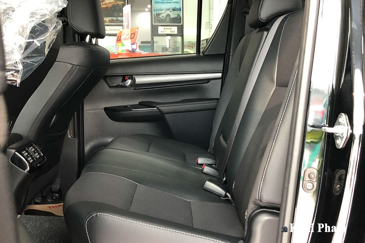 Là phiên bản cao cấp nhất nên Toyota Hilux Adventure 2020 sử dụng ghế ngồi bọc da thay vì nỉ những phiên bản thấp cấp. Ghế lái chỉnh điện 8 hướng, ghế phụ chỉnh cơ 4 hướng. Trong khi đó, hàng ghế sau của xe bán tải nói chung và Hilux nói riêng chưa được trang bị tính năng ngả ghế.