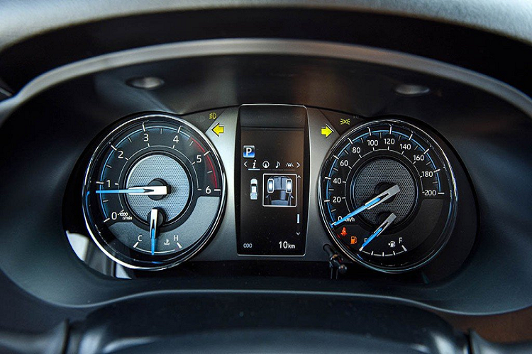 Hãng xe Nhật Bản trang bị cho Toyota Hilux 2020 vô-lăng 3 chấu bọc da được tích hợp hàng loạt phím bấm chức năng, trong đó người dùng có thể điều chỉnh hệ thống an toàn thông qua đây. Phía sau tay lái, cụm đồng hồ Analog quen thuộc kết hợp với màn hình TFT 4,2 inch hiển thị các thông số vận hành.