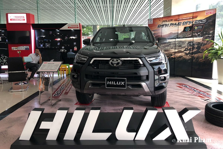 Ở ngoại hình, Toyota Hilux 2020 giờ đây đã trở nên cơ bắp, lực lưỡng chẳng thua kém những đối thủ đến từ Mỹ như Ford Ranger hay Chevrolet Colorado. Đầu xe Toyota Hilux Adventure 2020 là khu vực sở hữu nhiều thay đổi nhất của mẫu bán tải này để tương xứng với giá cao mà khách hàng phải bỏ ra để sở hữu.