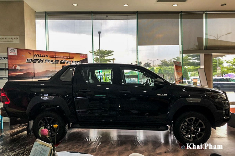 Giá xe Toyota Hilux Adventure hiện đã cập bến đại lý với mức mức 913 triệu đồng, đây sẽ là đối thủ trực tiếp của Ford Ranger Wildtrak (918 triệu đồng) tại thị trường Việt Nam.