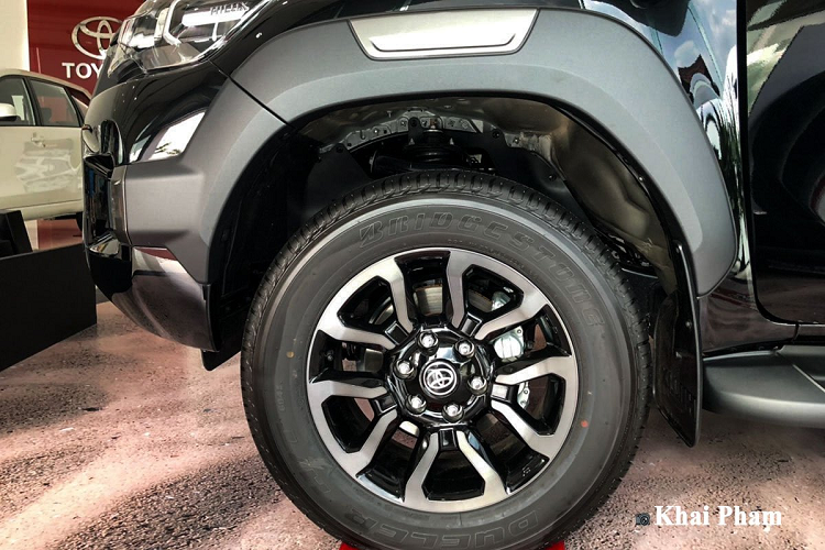 Toyota Hilux Adventure 2020 sẽ sử dụng bộ mâm hợp kim 5 chấu kép sơn phay bóng có kích thước 18 inch, khu vực này còn có bậc lên/xuống gắn cố định. Ngoài ra, hãng xe Nhật Bản còn trang bị gương chiếu hậu chỉnh/gập điện tích hợp báo rẽ dạng LED và tay nắm cửa có tính năng mở khóa thông minh.