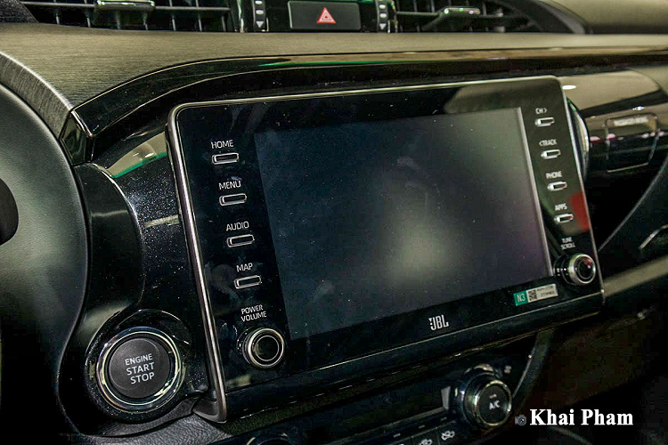 Hệ thống giải trí xe Toyota Hilux bản full option sẽ dựa trên màn hình cảm ứng 8 inch có hỗ trợ kết nối Apple CarPlay/Android Auto và đặc biệt đến 9 loa JBL cao cấp. Những tiện nghi khác trên mẫu xe đối thủ của Ford Ranger Wildtrak khá phong phú như: gương chiếu hậu trong chống chói tự động, điều hoà tự động có cửa gió phía sau, nút bấm khởi động, kính cửa 1 chạm,...